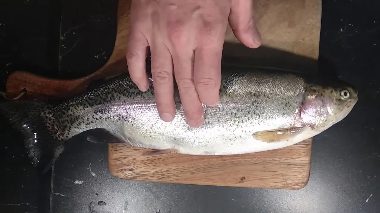 Jak prawidłowo patroszyć pstrąga