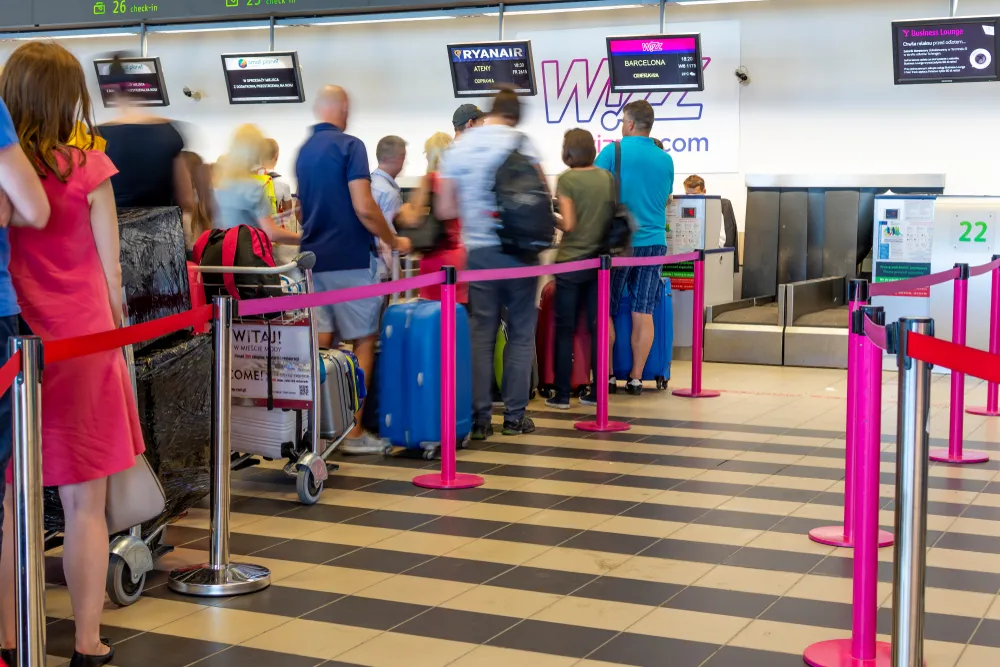 Stanowisko odprawy Wizz Air na lotnisku