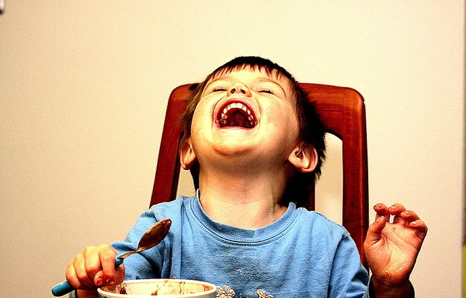 Rodzic krzyczący na dziecko lub kontrolujący je