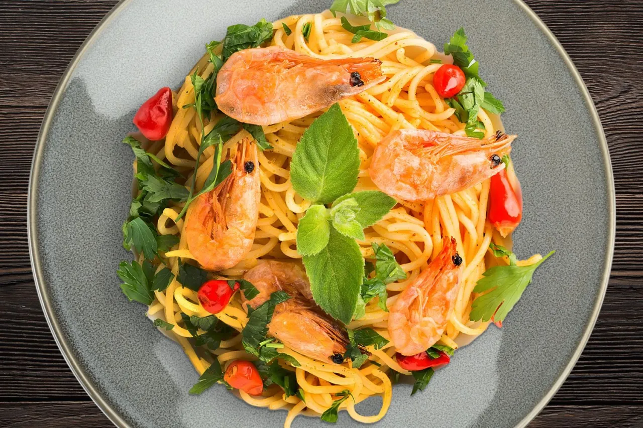 Fertige Garnelen-Nudel-Gericht auf einem Teller mit Petersilie