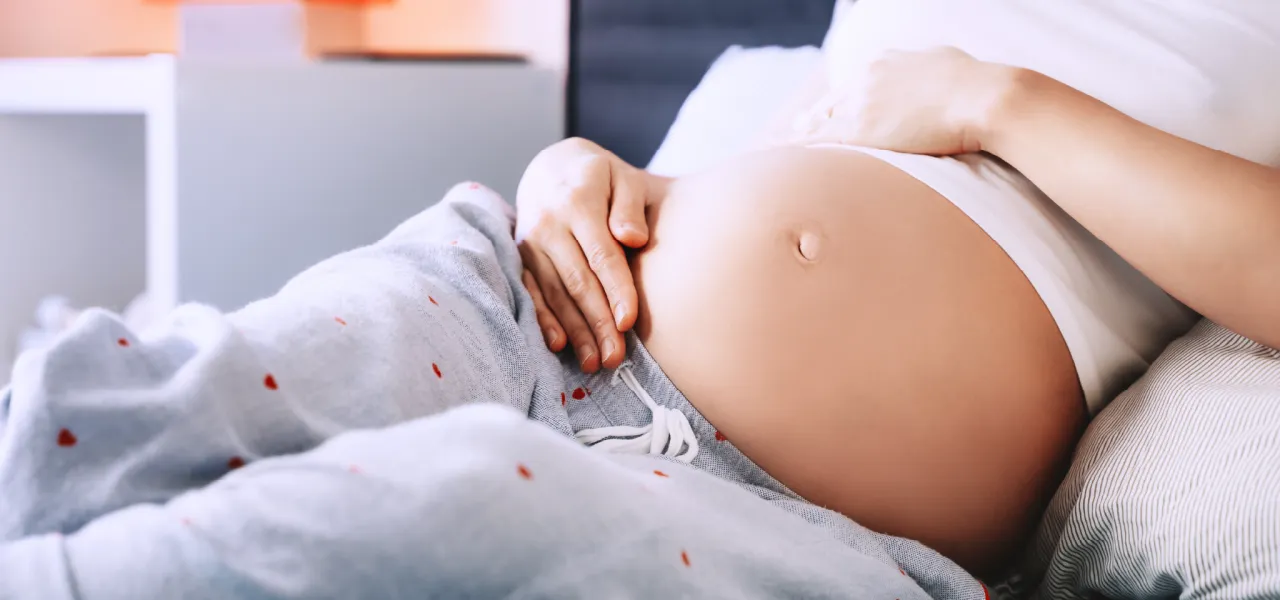 Kobieta w ciąży odczuwająca ucisk w miednicy