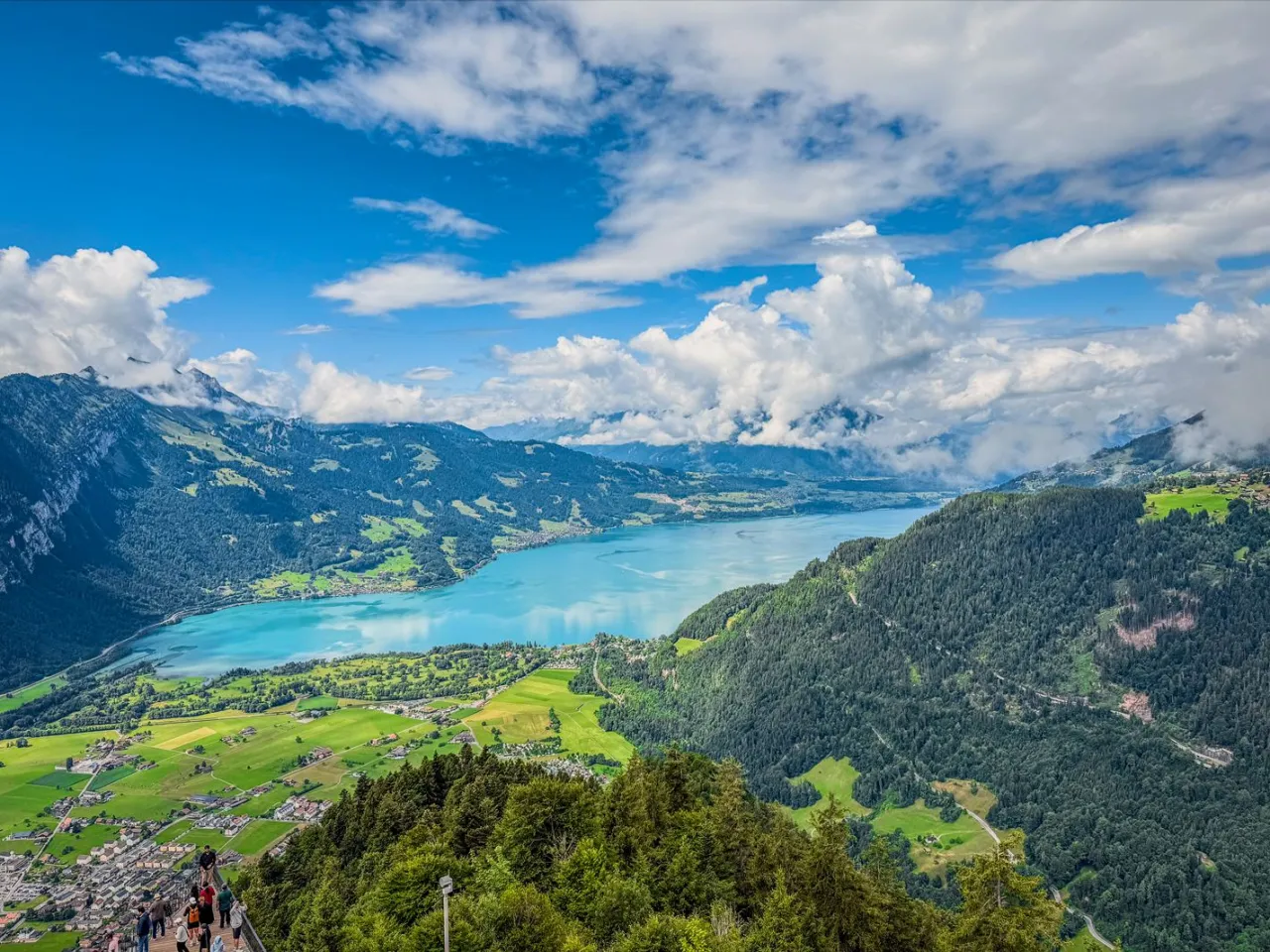 Szwajcarski krajobraz z g&oacute;rami i miastem