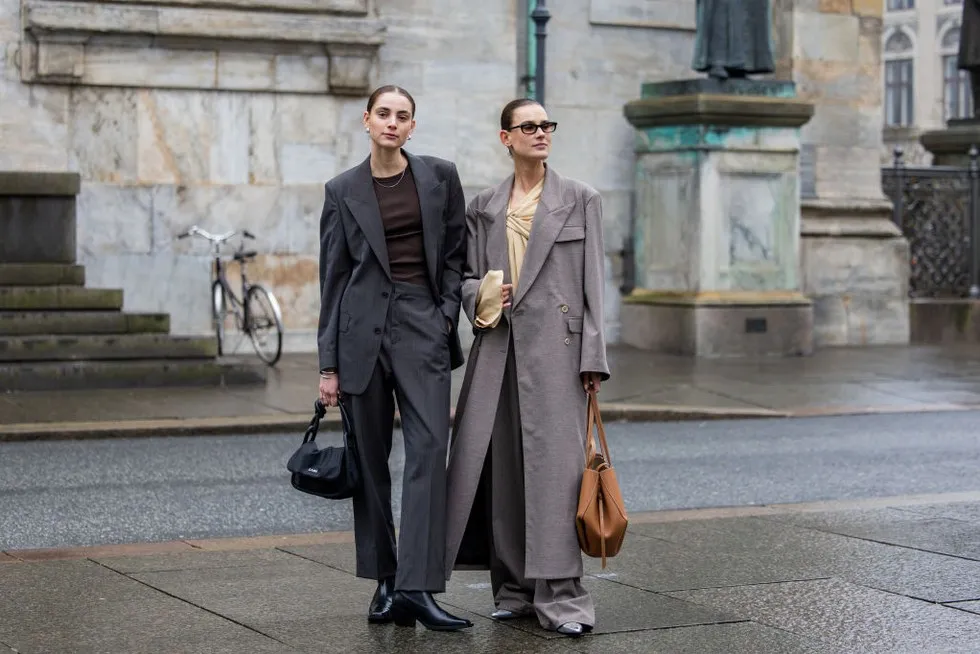 kobieta w modnej marynarce oversize stylizacja uliczna