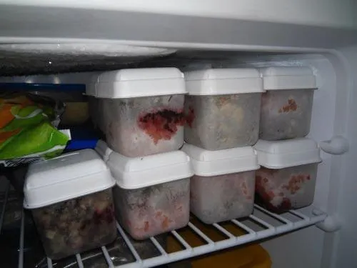 Uporządkowana zamrażarka ze słoikami