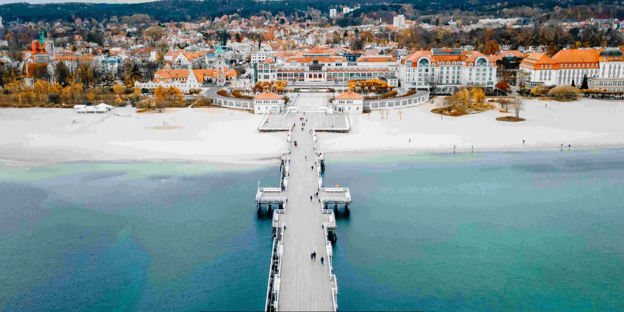 Sopot Molo i Krzywy Domek zimą
