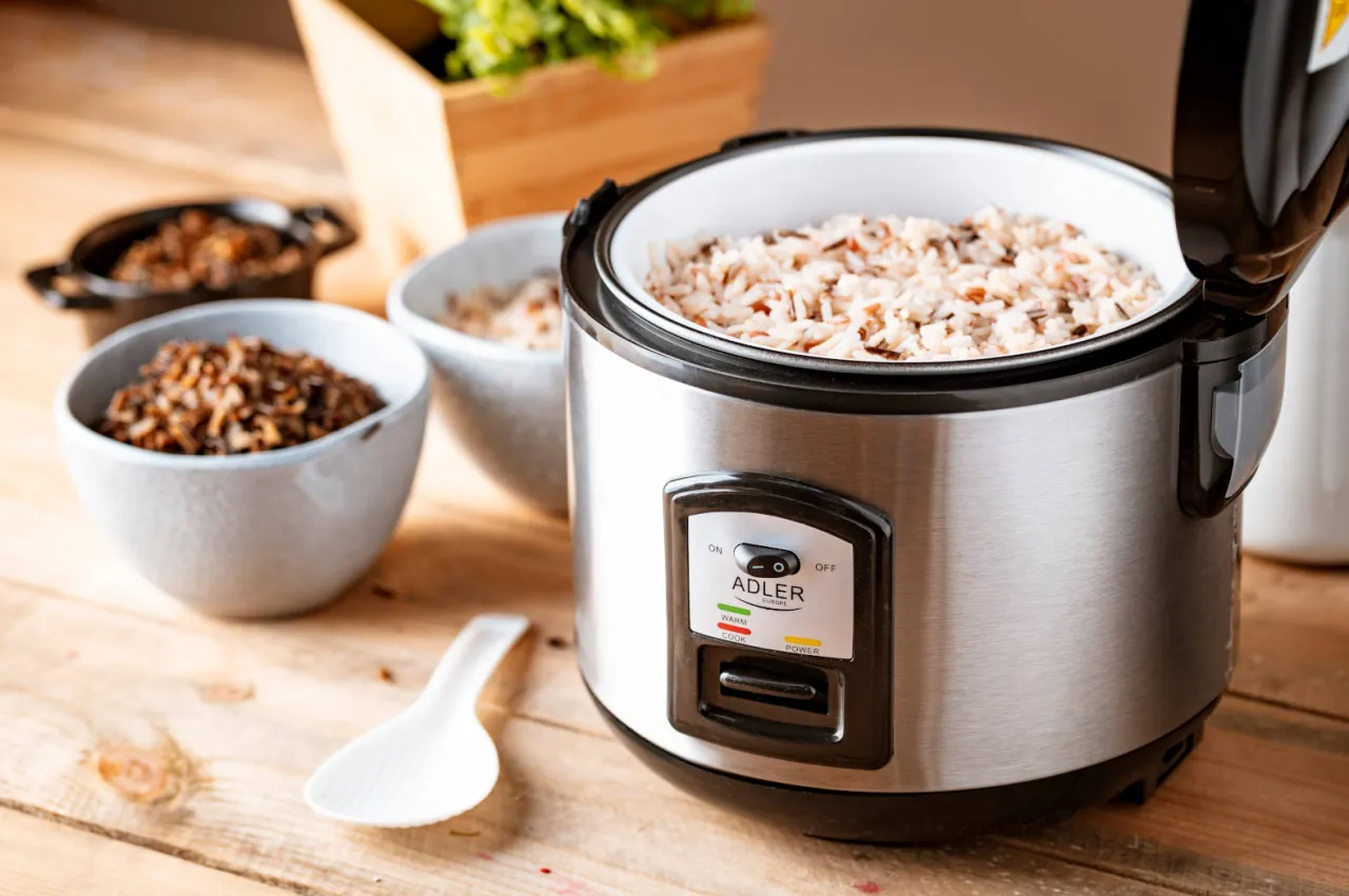 r&oacute;żne urządzenia do gotowania ryżu