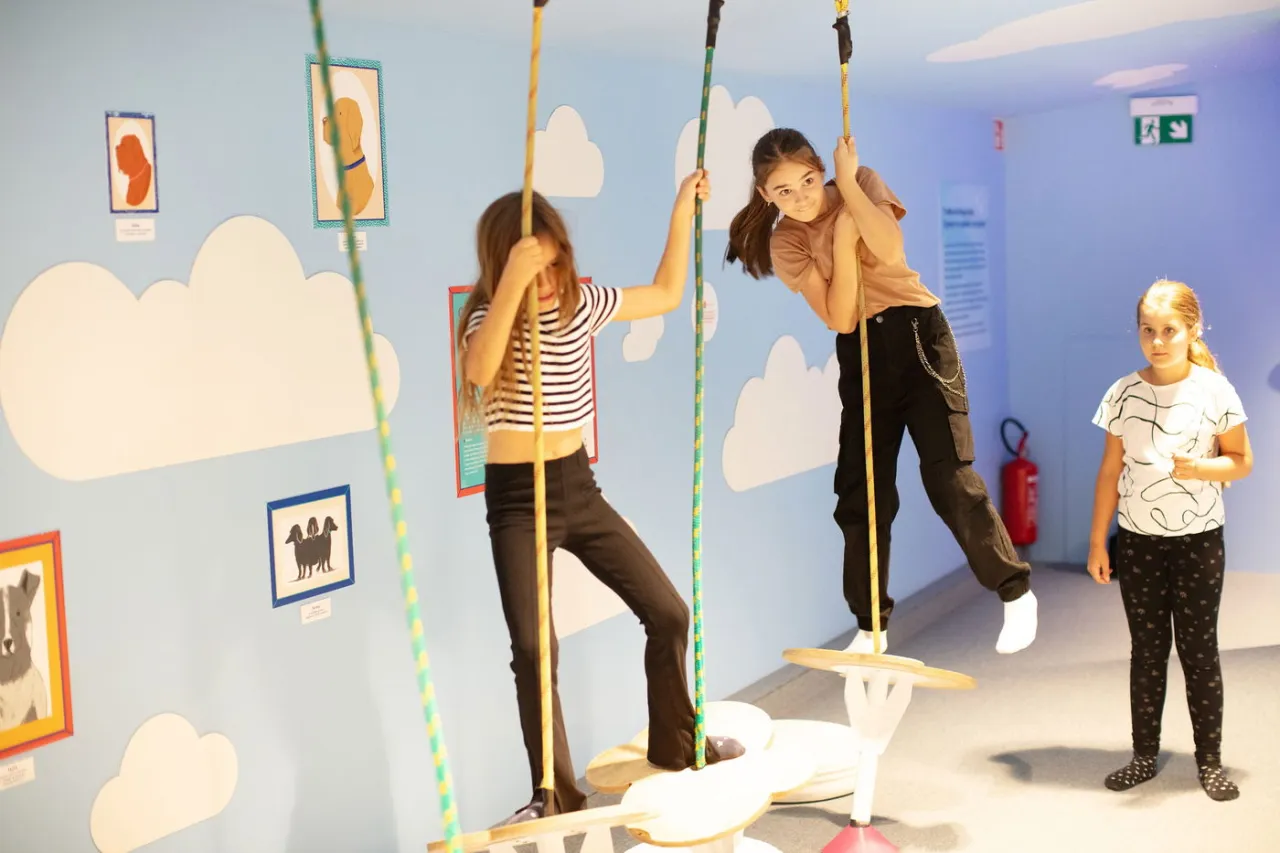 Dzieci bawią się na linach w muzeum, świetne miejsce na wycieczkę do Katowic gdzie z dzieckiem.