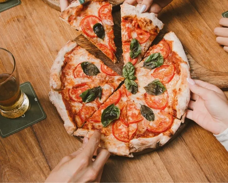 Pizza napolitana artesanal con cornicione inflado y ingredientes frescos