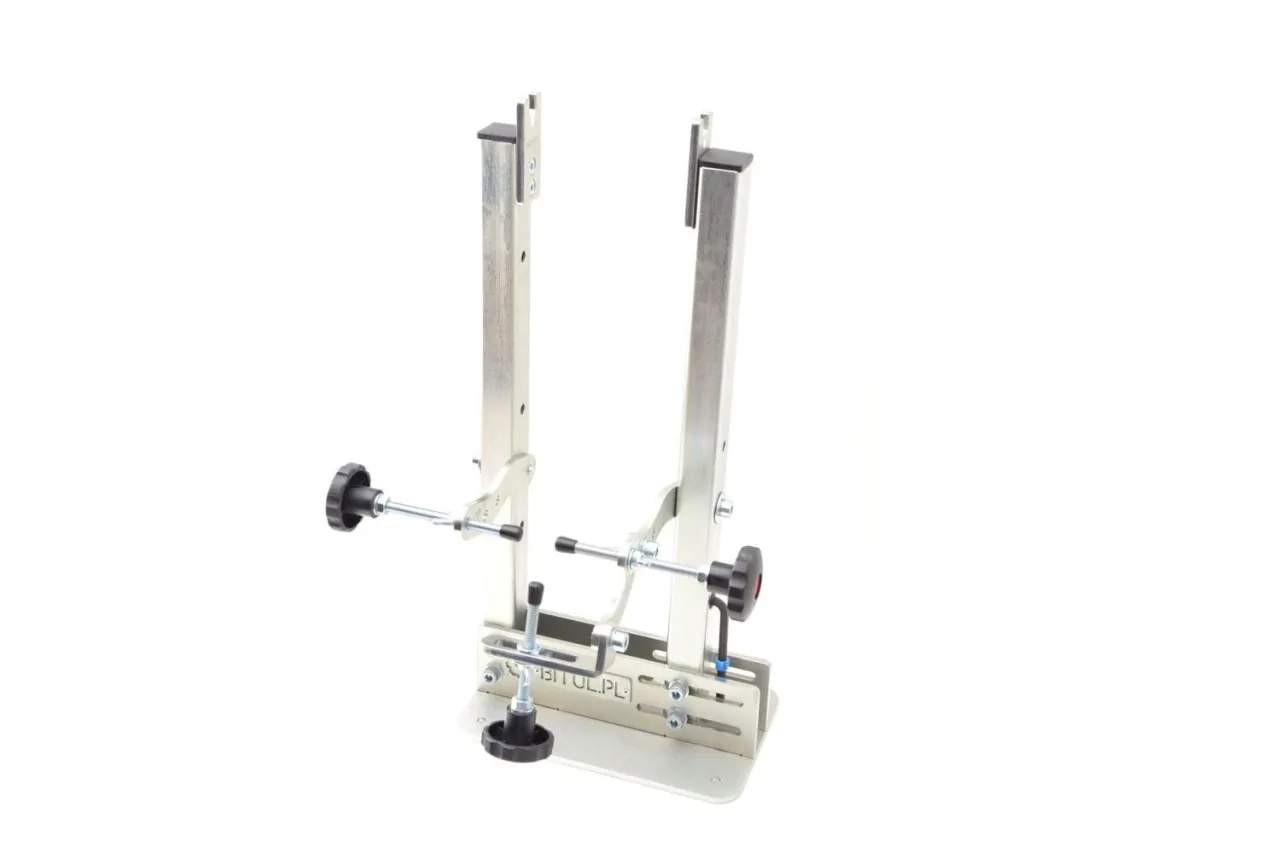 Osoba centrowana koło rowerowe na centrownicy