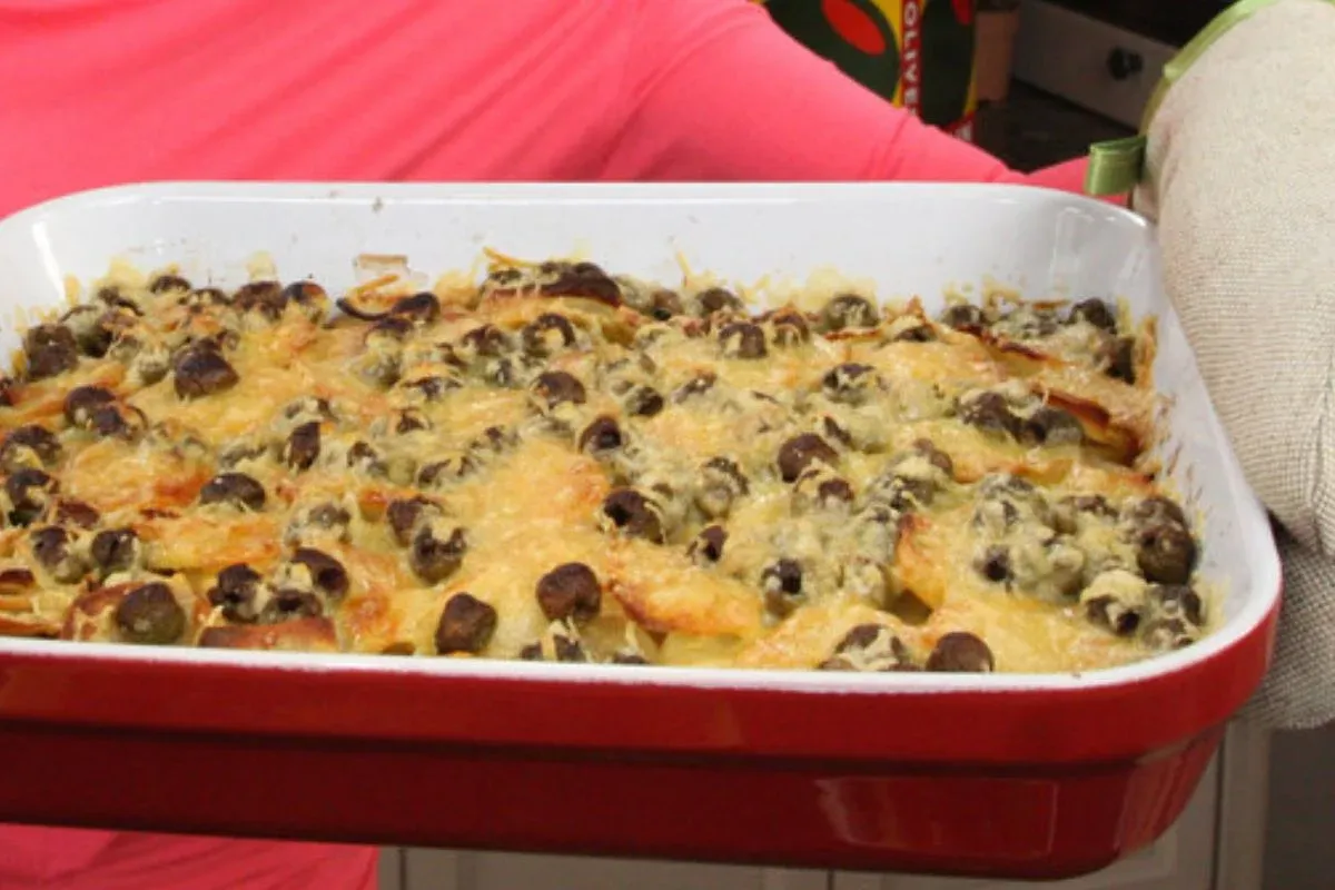 składniki na zapiekankę ziemniaczaną z oliwkami