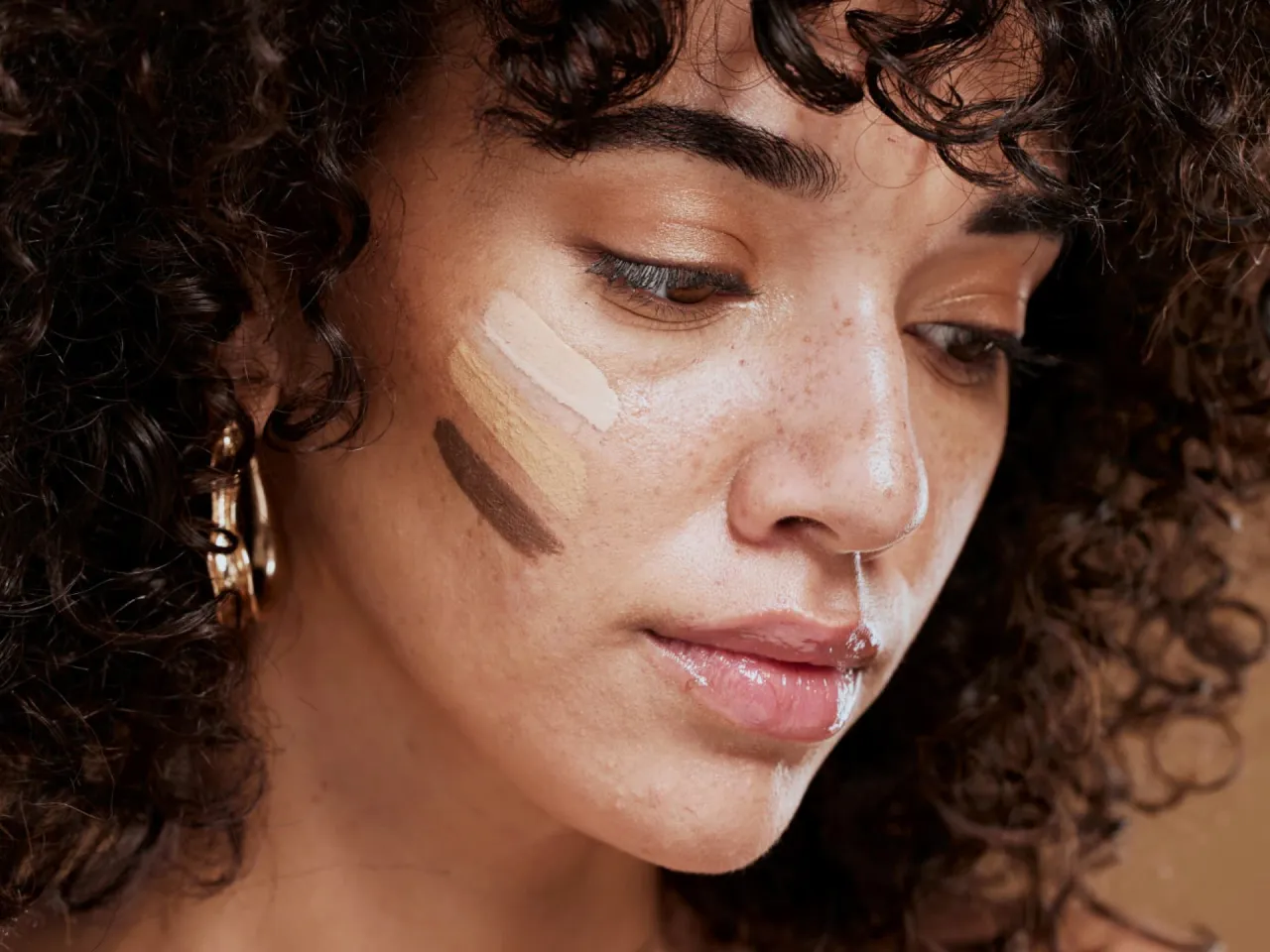 Frau mit makellosem Make-up auf trockener Haut, die Produkte auftr&auml;gt