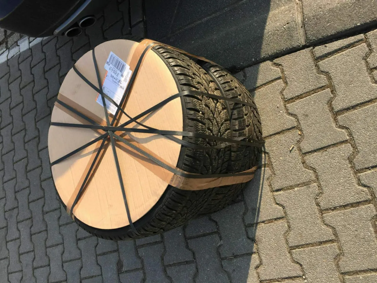 Reifen mit Stretchfolie verpacken DPD