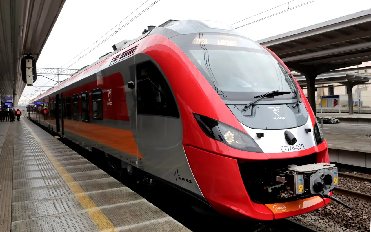 Nowy pociąg Polregio Impuls ED78-022 z numerem 77139 zmierza do Wrocławia.