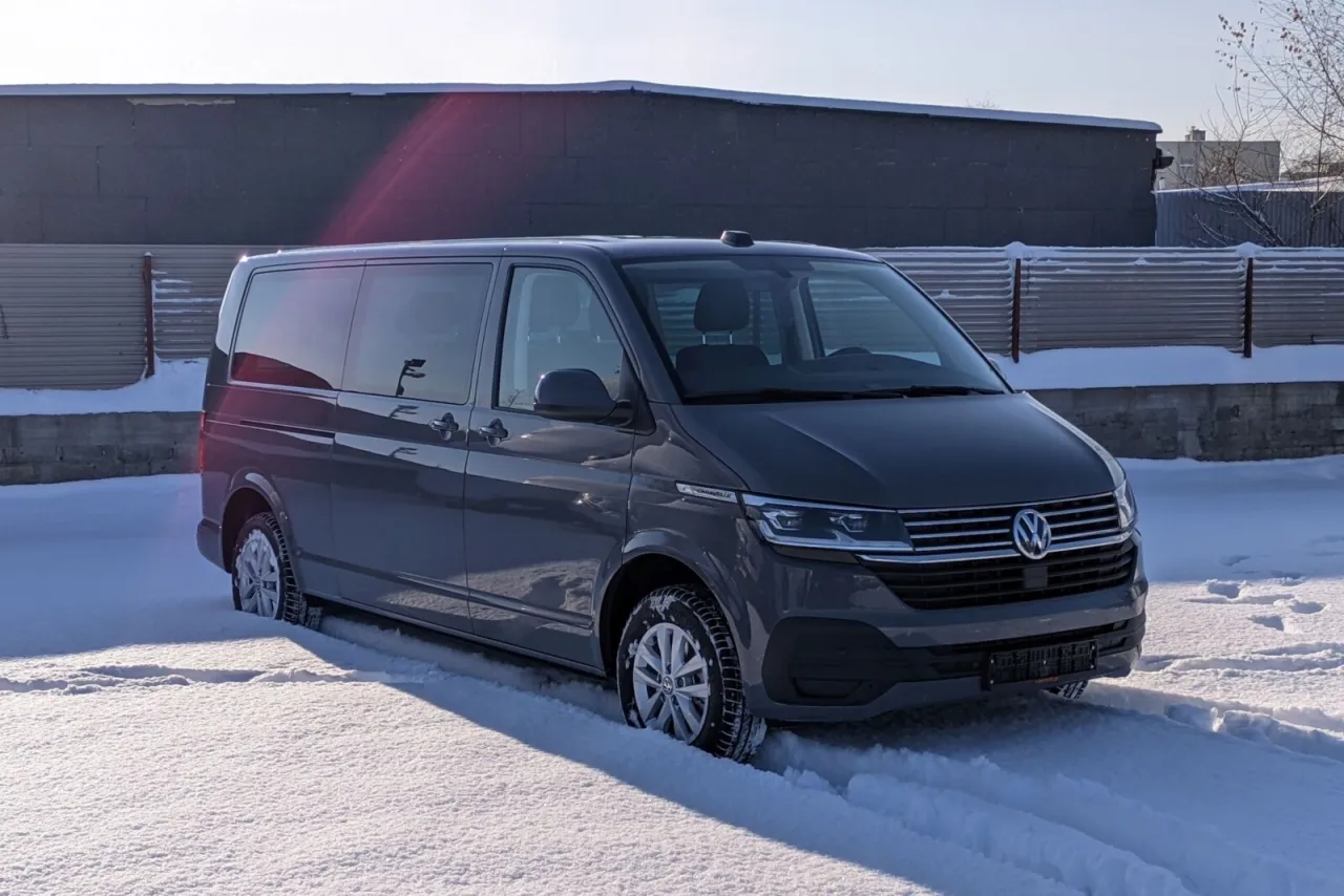 Szary bus 9 osobowy w śniegu. Ciekawe, ile pali bus 9 osobowy w takich warunkach.