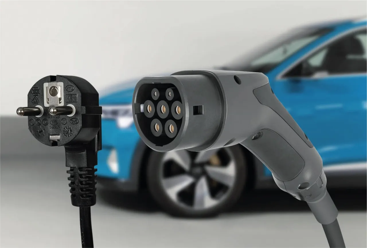 Wtyczka domowa i złącze do ładowania samochodu elektrycznego. Zastanawiasz się, ile kosztuje ładowanie samochodu elektrycznego w domu?