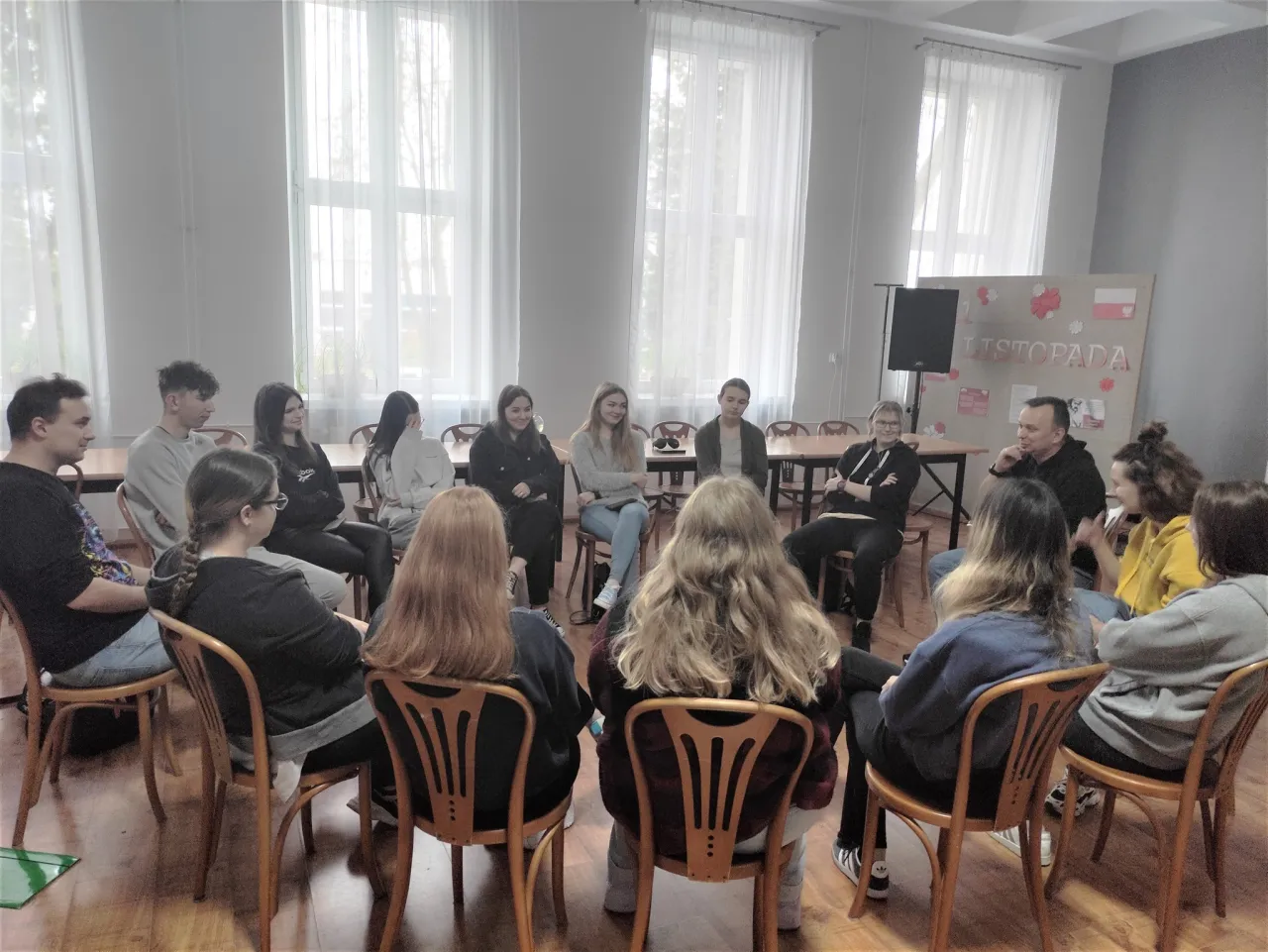 pedagog szkolny prowadzący warsztaty profilaktyczne dla młodzieży