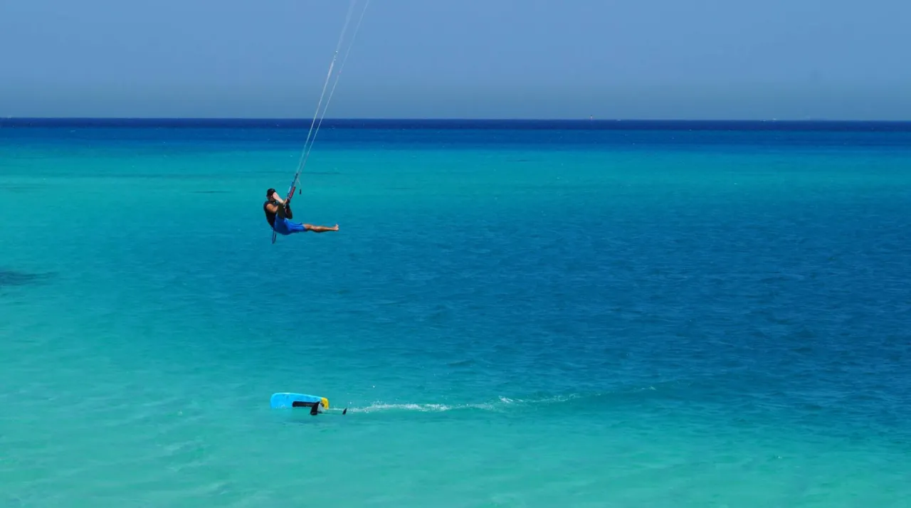 Kitesurf sur les eaux peu profondes d'El Gouna