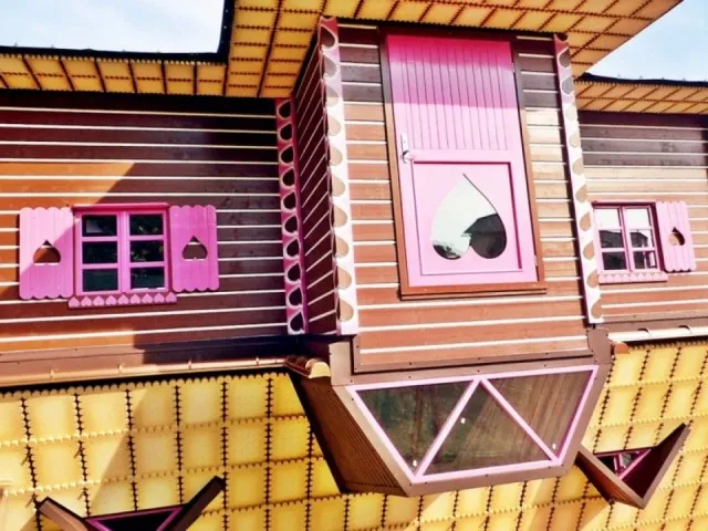 Piernikowy Dom do Góry Nogami Mielno