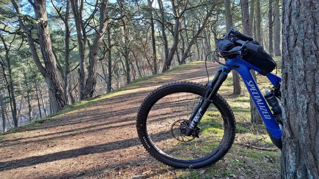 Rower g&oacute;rski na leśnej ścieżce, gotowy do odkrywania tras rowerowych Tr&oacute;jmiasta.