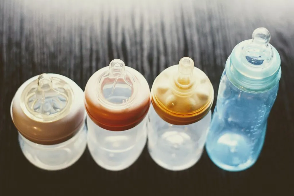 r&oacute;żne rodzaje smoczk&oacute;w do butelek dla niemowląt