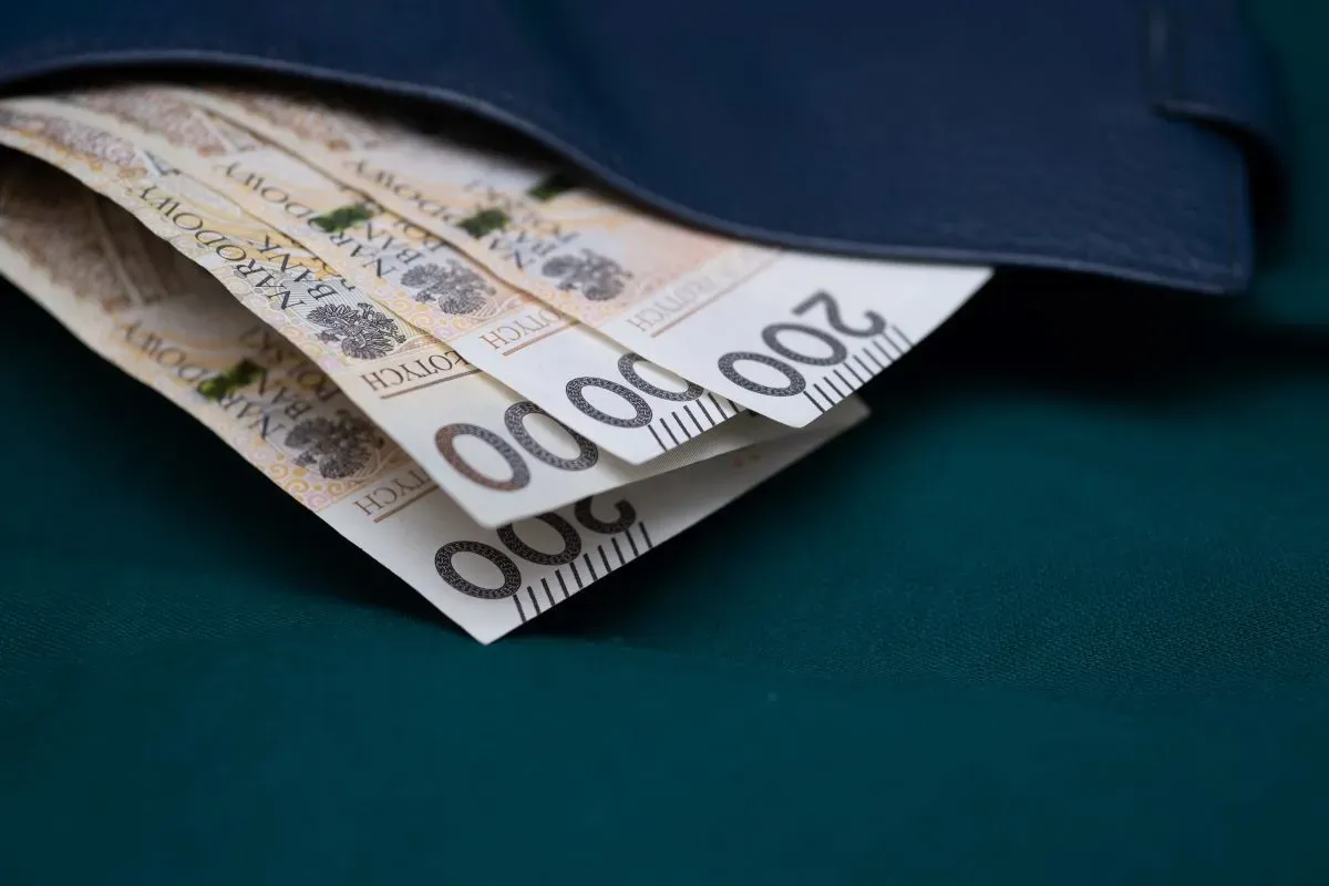 Złotówki w portfelu. Czy nagroda jubileuszowa wlicza się do emerytury? Pieniądze na przyszłość.