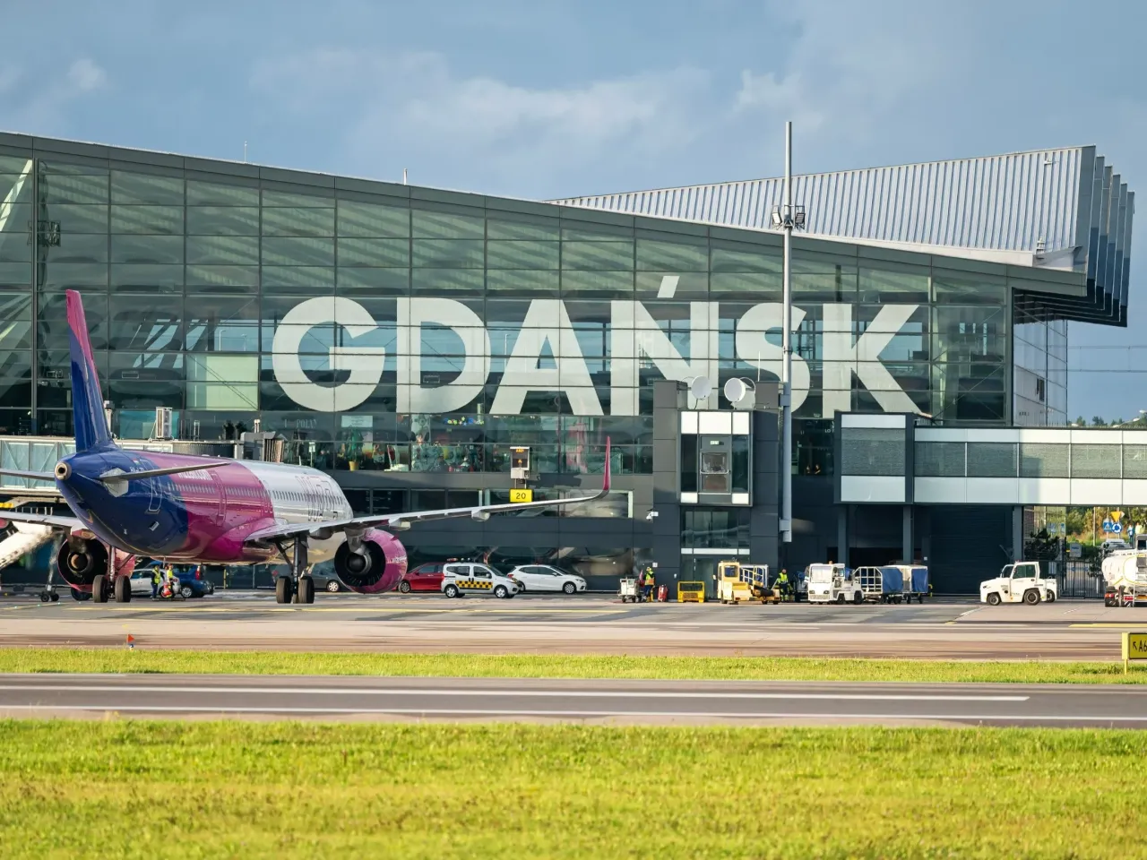 Nowoczesny terminal lotniska w Gdańsku z napisem 