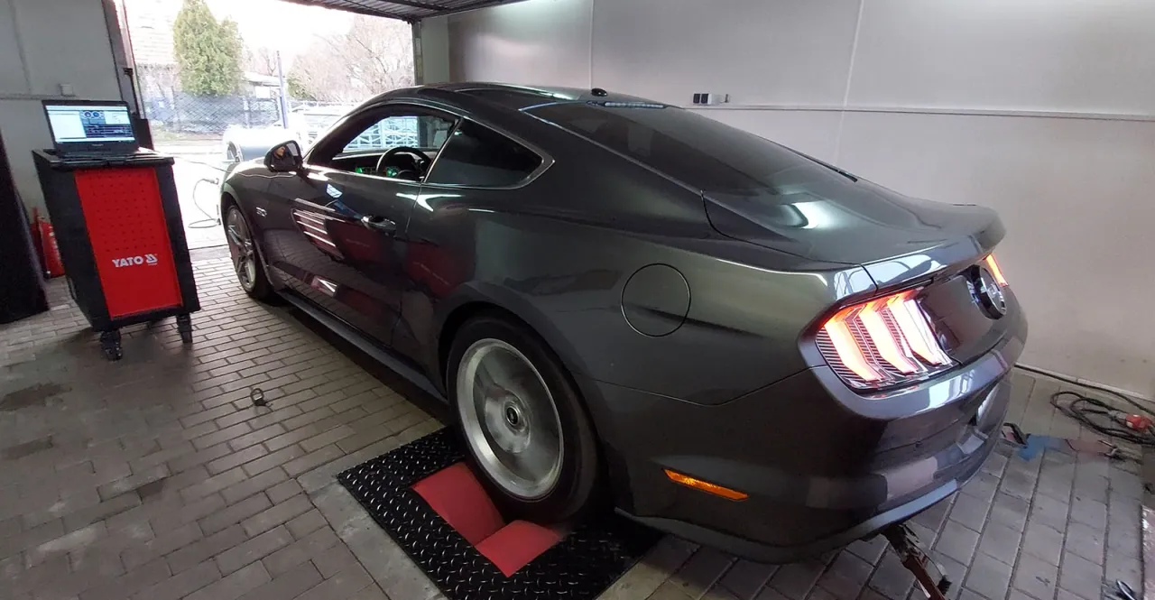 Samochód na hamowni lub sterownik silnika ECU