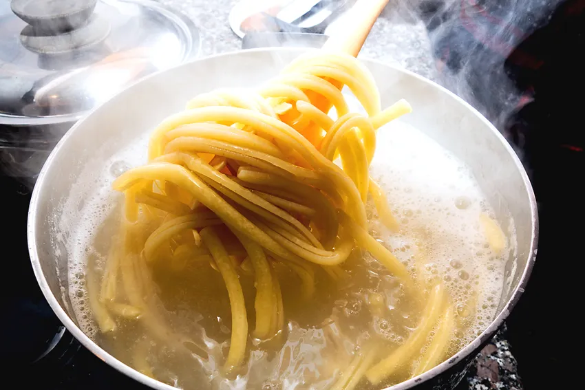 makaron spaghetti al dente w garnku