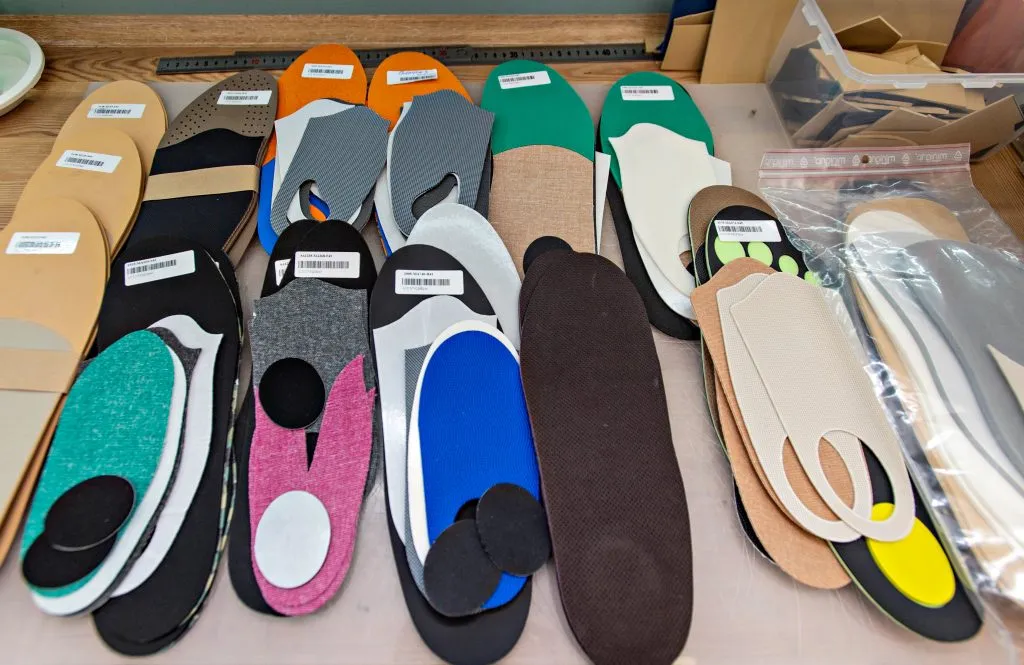 różne typy wkładek do butów góra dół