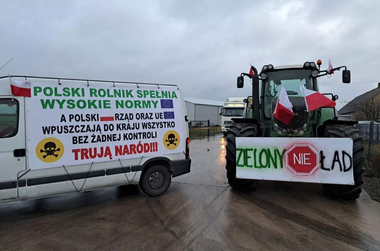 Ciężar&oacute;wka i traktor z polskimi flagami protestują przeciwko 