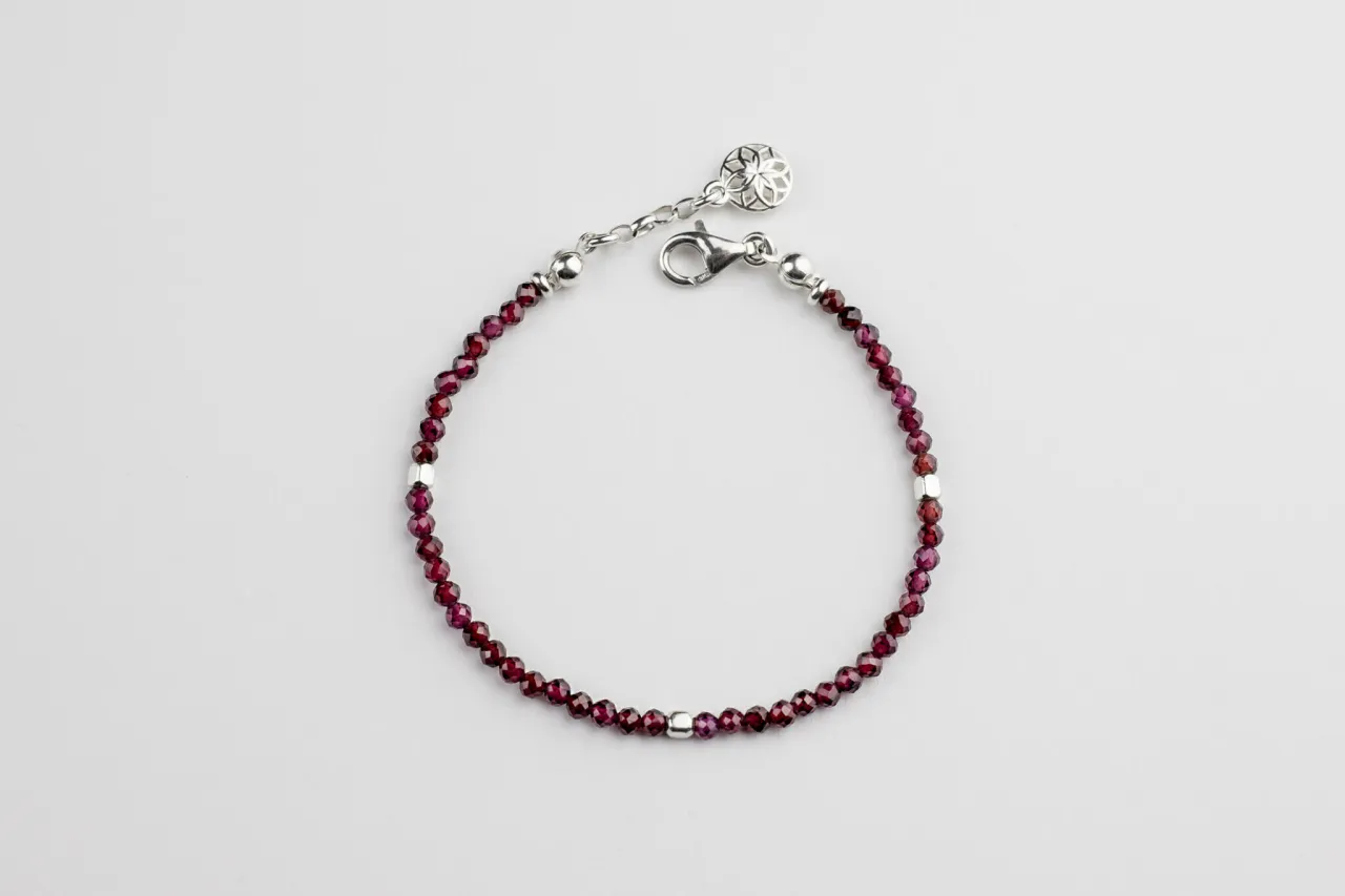 delikatna biżuteria z kamieniami szlachetnymi