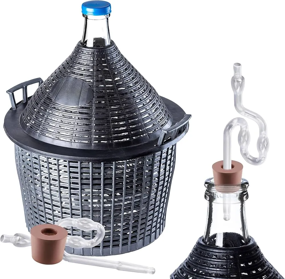 Domowe wino w balonie z rurką fermentacyjną