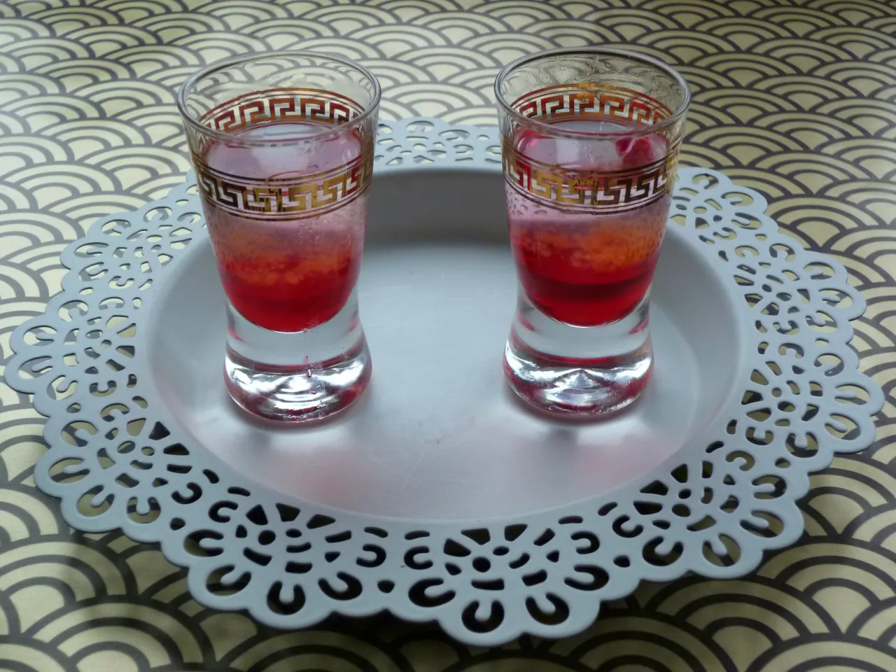 Dwa kieliszki z kolorowym drinkiem, przypominającym 