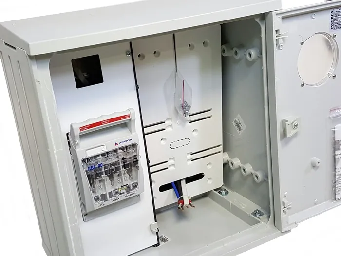 skrzynka złączowo-pomiarowa na granicy działki