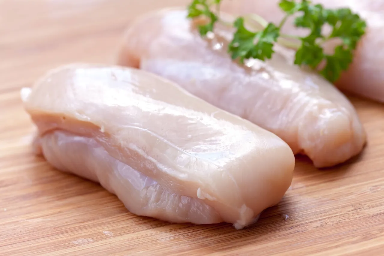 Filet z kurczaka z białymi paskami