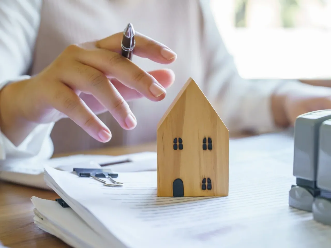 Młoda para analizująca oferty program&oacute;w rządowych dla kredyt&oacute;w hipotecznych