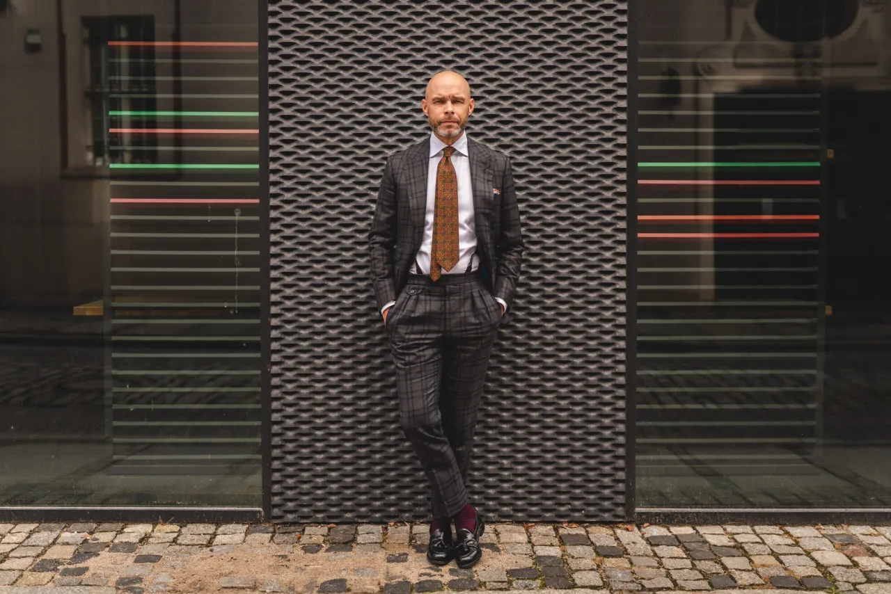 Mężczyzna w eleganckim garniturze