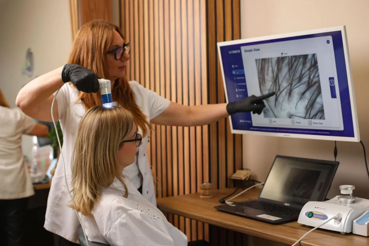 trycholog badający skórę głowy, endokrynolog konsultacja