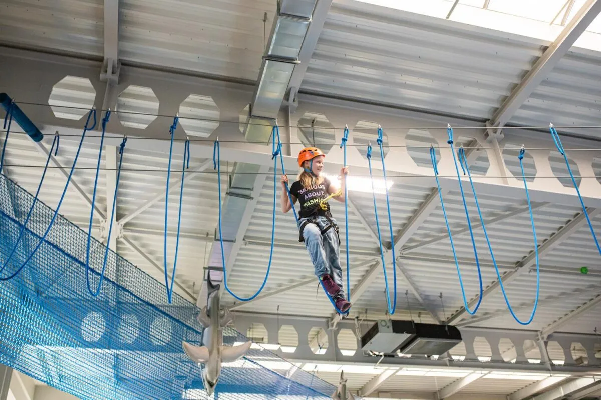 Bezpieczeństwo w parku linowym sprzęt asekuracyjny