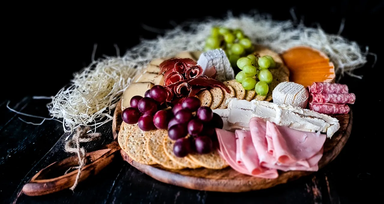 Deska ser&oacute;w z miękkim serem kozim i owocami