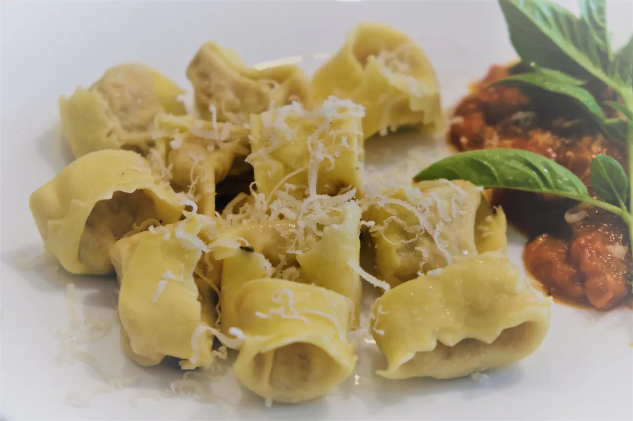 różne nadzienia tortellini przekrojone i pokazane