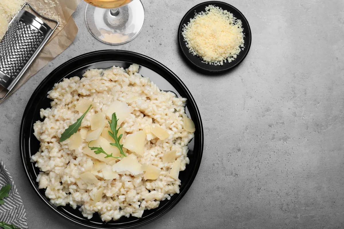 Pyszne risotto z parmezanem i rukolą. Z ugotowanego ryżu można zrobić wiele pysznych dań, np. właśnie risotto.