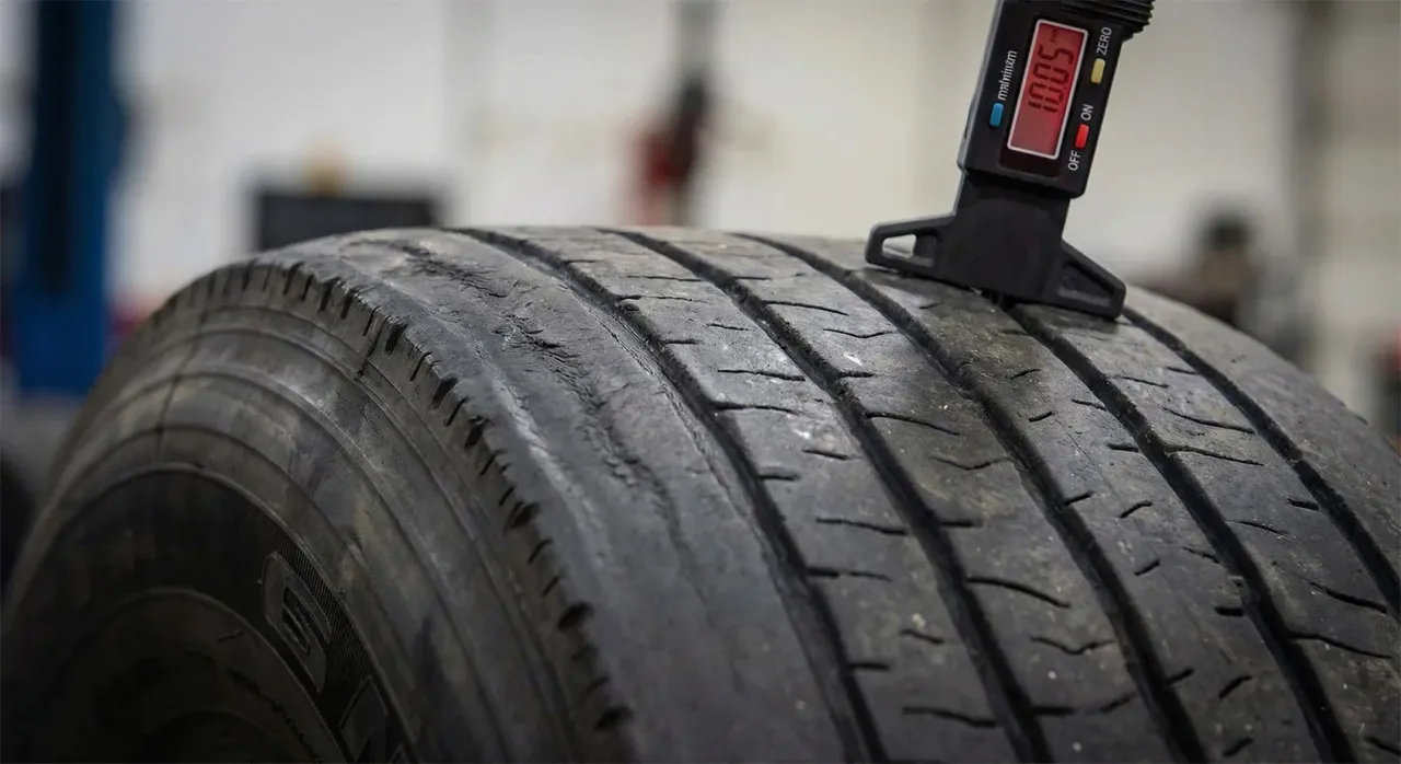 nier&oacute;wnomierne zużycie bieżnika opony zbyt wysokie ciśnienie