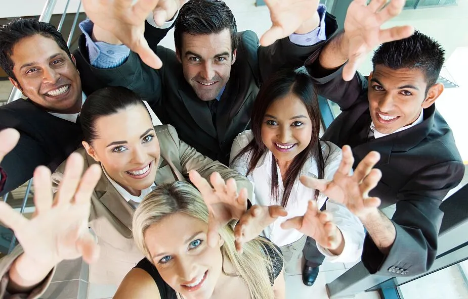 grupa ludzi dyskutująca na spotkaniu osiedlowym