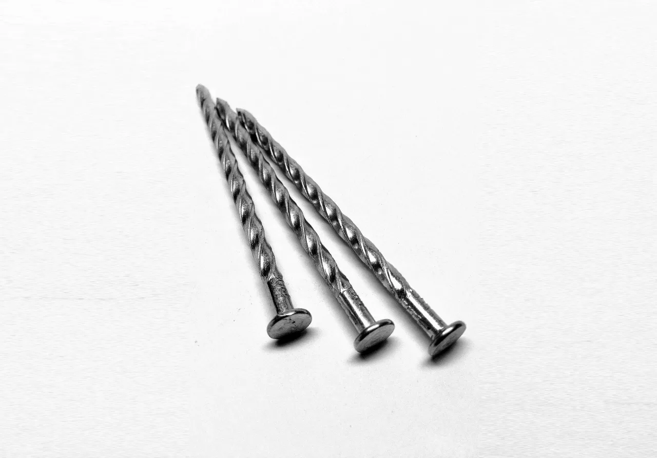 gwóźdź skrętny zbliżenie