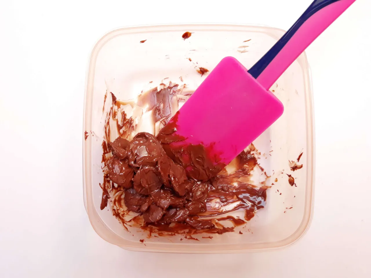 rozpuszczanie czekolady w mikrofal&oacute;wce