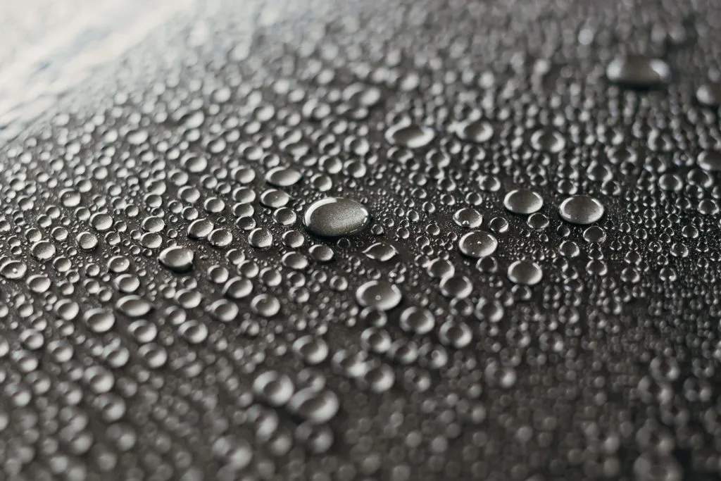 efekt hydrofobowy wosku na lakierze