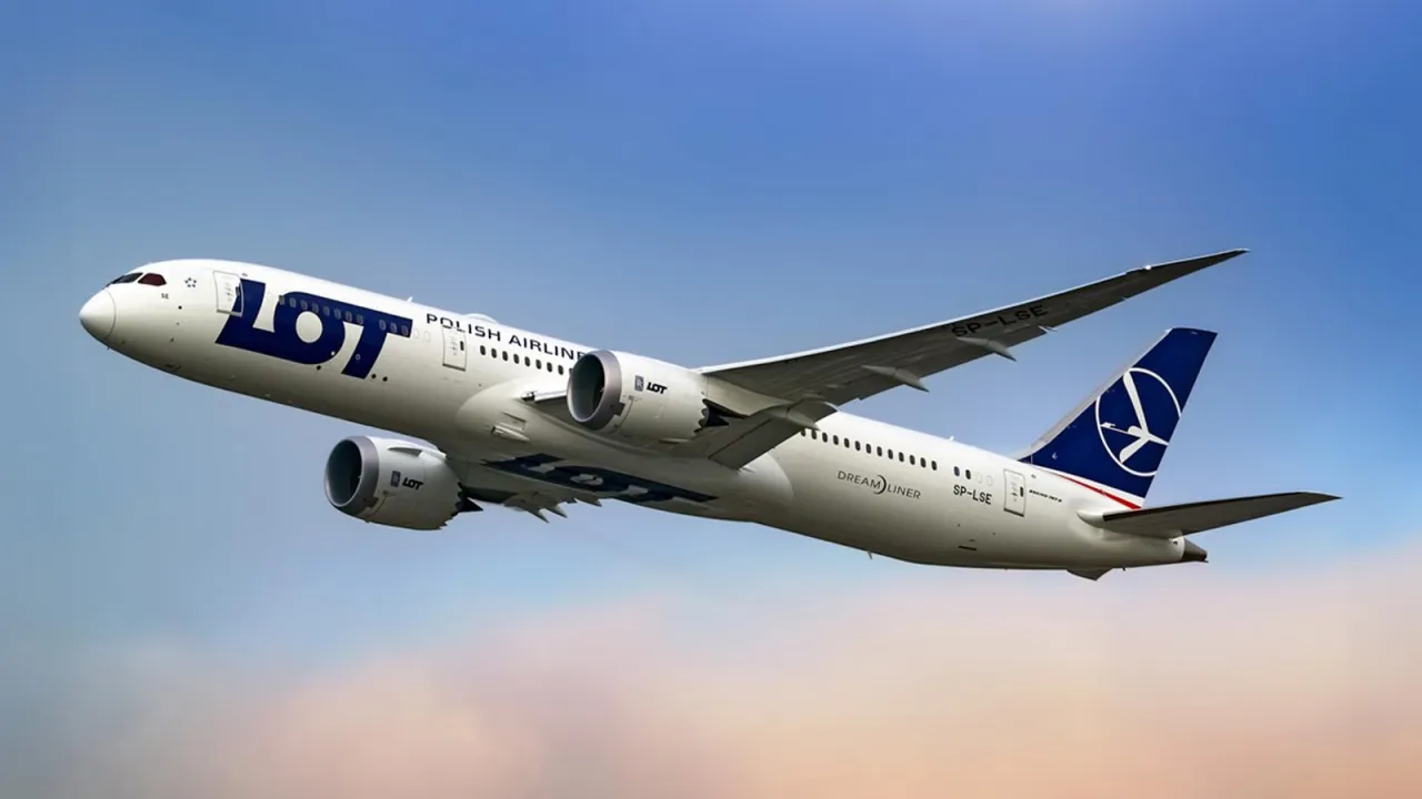 Samolot LOT Dreamliner wznosi się na tle błękitnego nieba. Zastanawiasz się, ile trwa lot do Bułgarii Złote Piaski?