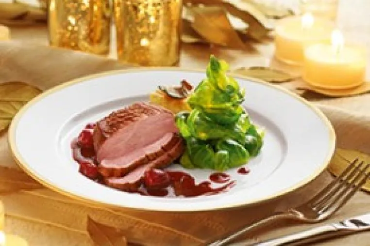 Ente mit Kirschso&szlig;e festlich angerichtet