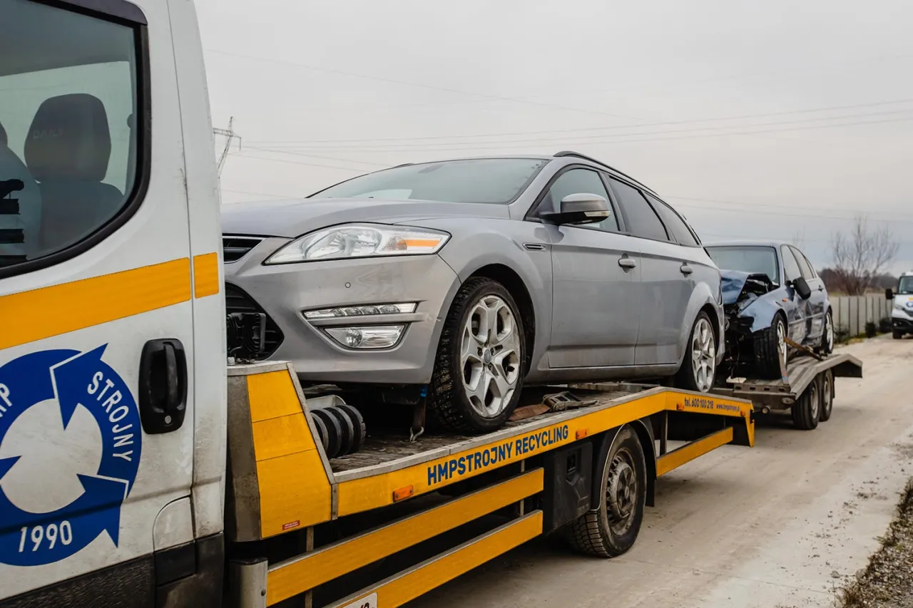 kiedy trzeba wyrejestrować samoch&oacute;d, kasacja pojazdu, kradzież auta, wyw&oacute;z samochodu za granicę